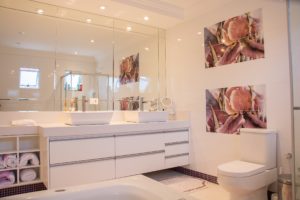 A beautiful white bathroom, where you can use vegan travel supplies